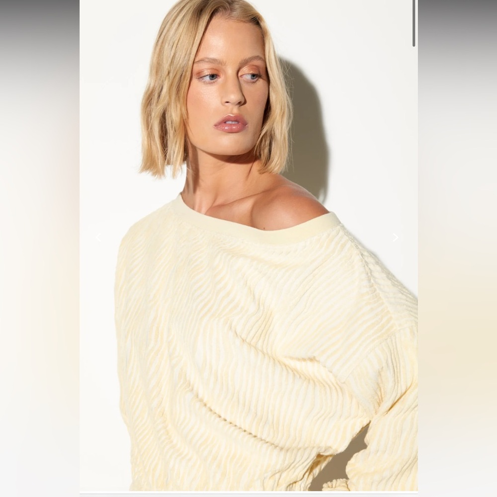 Elegant Cream Off-Shoulder Dress - Picture 5 of 9